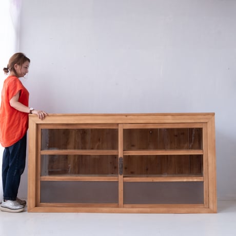 ゆらゆらガラスと曇りガラスを愉しむ大型の水屋箪笥/sa.1271’E