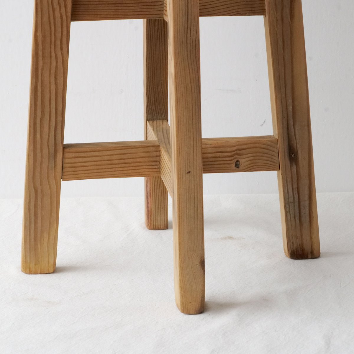 貫を上下に配した木の丸スツールB/st.806 | SLOWHAND DEPARTMENT