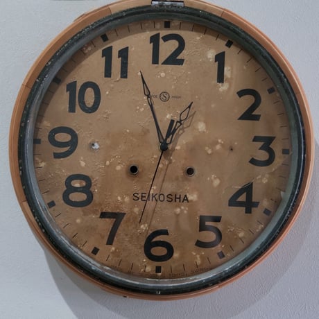白玉模様に色褪せた盤面の まあるい時計 SEIKOSHA