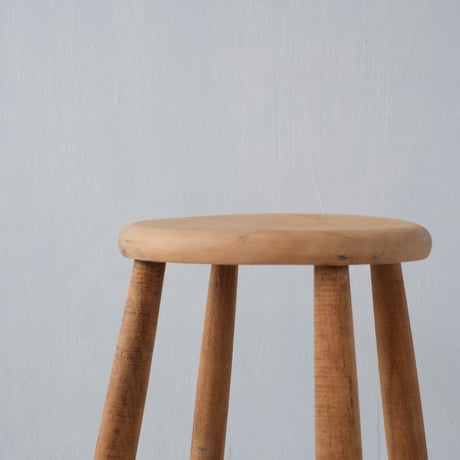 木肌の滑らかな丸座面の木製スツール【Ｂ】/st.1034