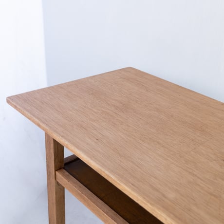 ぴったりの居場所を見つけたい、棚板を備えたロングテーブル/sa.1084