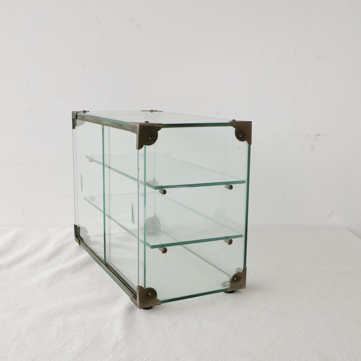 昔ながらのガラスショーケースはインテリアの名脇役/st.781 | SLOWHAND