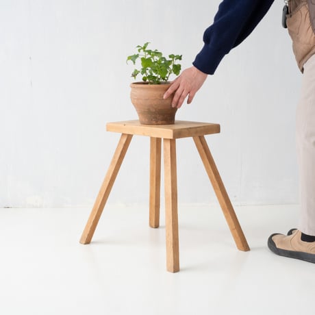 展示台としても使える シンプルな木製角スツール/st.1123