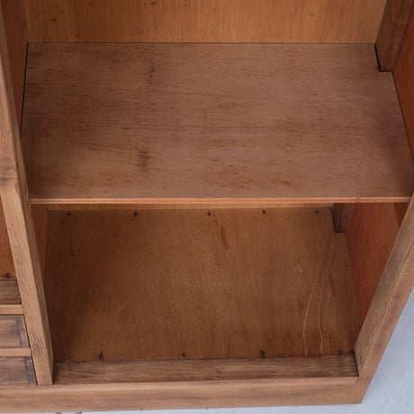アシンメトリーな棚割りが楽しい ６部屋＋２杯抽斗の木製棚/sa.1054