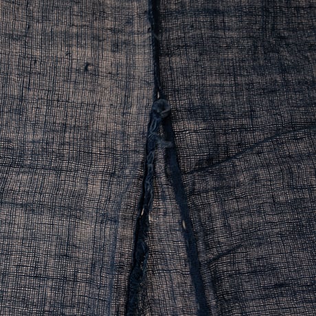 繕い跡に手仕事を感じる 藍色の蚊帳生地古布 　140×63〜92cm/st.1208