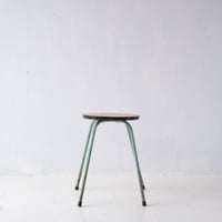 くすみグリーンの脚に惹かれる小さな飾り台/st.1264
