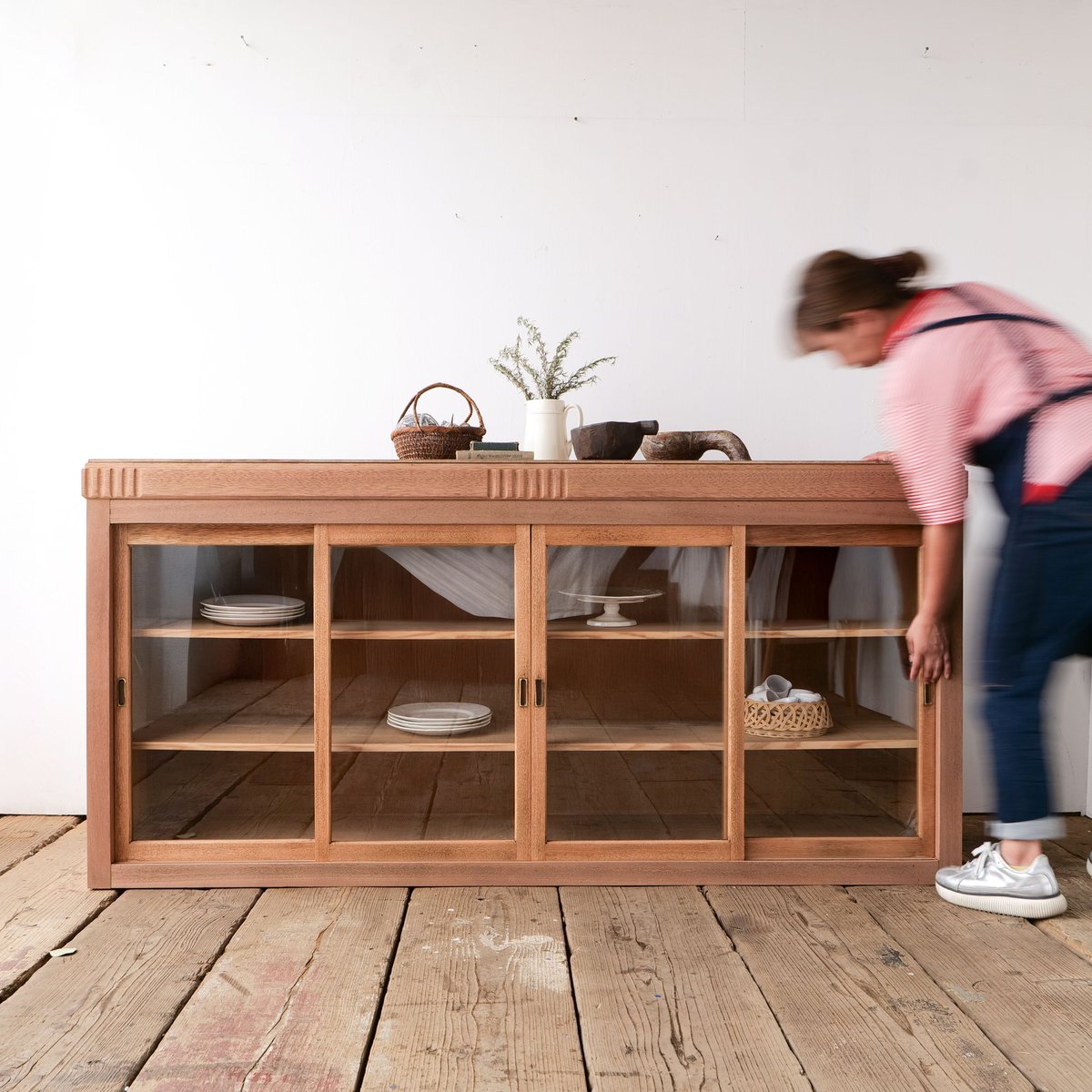 無垢材を贅沢に使った引き戸ガラスのローボード/sk.775