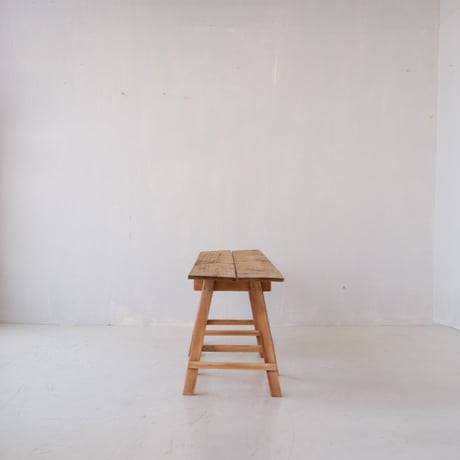 作業馬を脚にした、コンパクトに収納できる展示台sa.1220'C