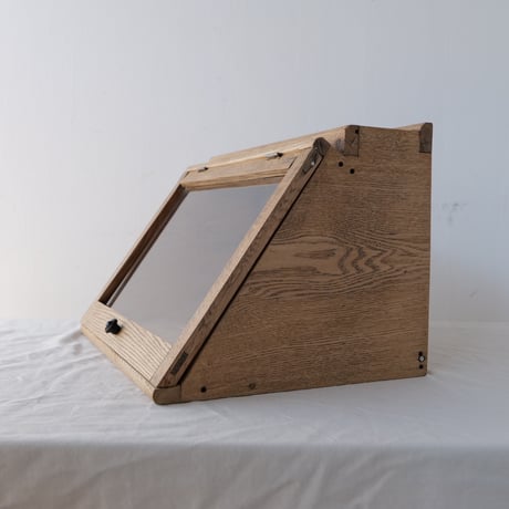 無垢材とガラスの小さなブレッドケース/st.637
