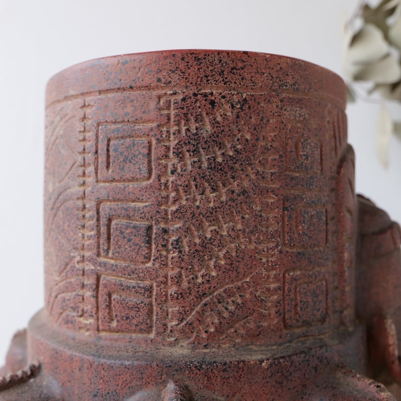 石のような硬い赤褐色の古壺 アートの真髄に触れる、3つ脚の謎の壺/st.701 | SLOWHAND DEPARTMENT