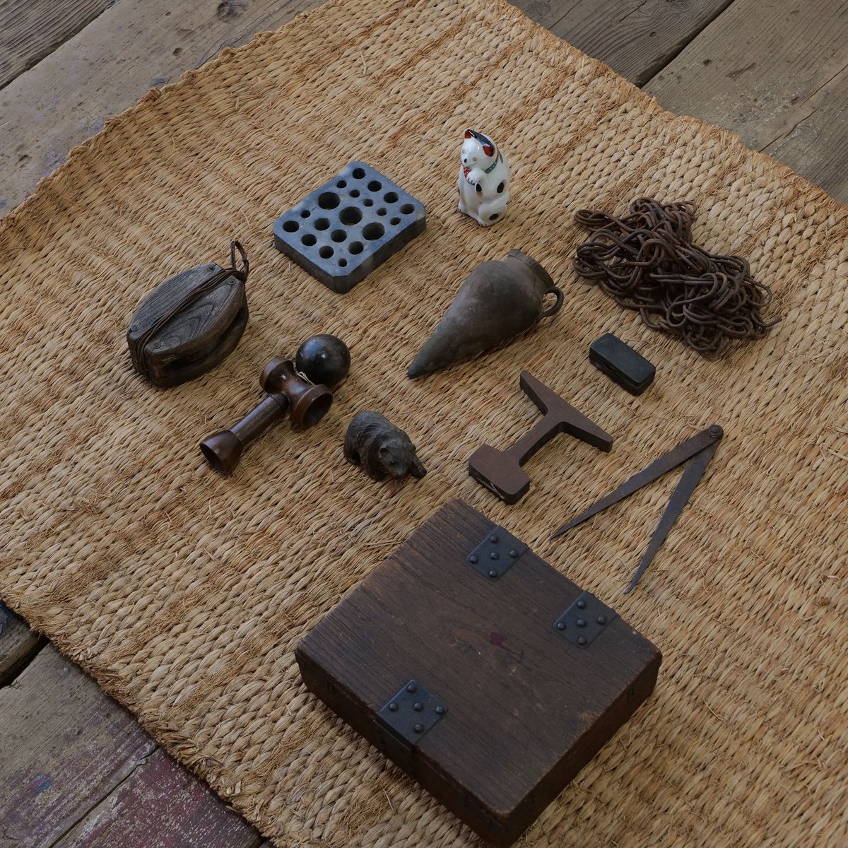 素朴な藁を編んでつくられた古いむしろ/st.833 | SLOWHAND DEPARTMENT