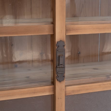 ゆらゆらガラスと曇りガラスを愉しむ大型の水屋箪笥/sa.1271’E