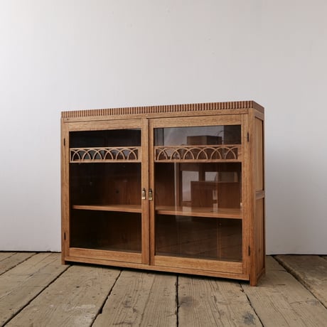 木製の装飾が優しい雰囲気の二段水屋/sk. 641