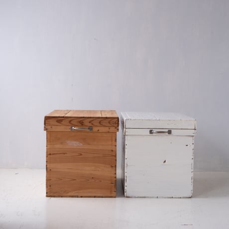 剥離加工で現れた木目や木肌が味わい深い 取手のついた白木の茶箱/st.1259