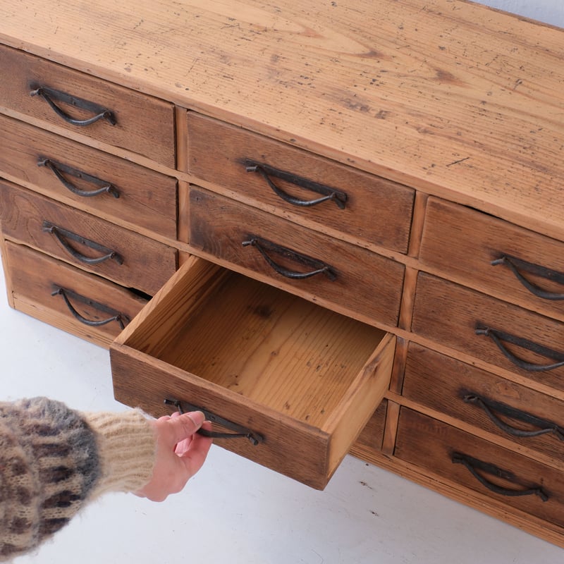 100年前の意匠に心惹かれる、12杯の小型箪笥/st.978 | SLOWHAND DEPAR