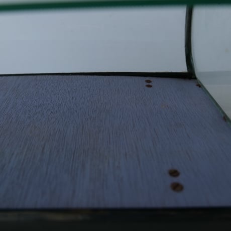 赤い丸脚とRガラスが可愛い稀少な卓上ガラスケース /st.634
