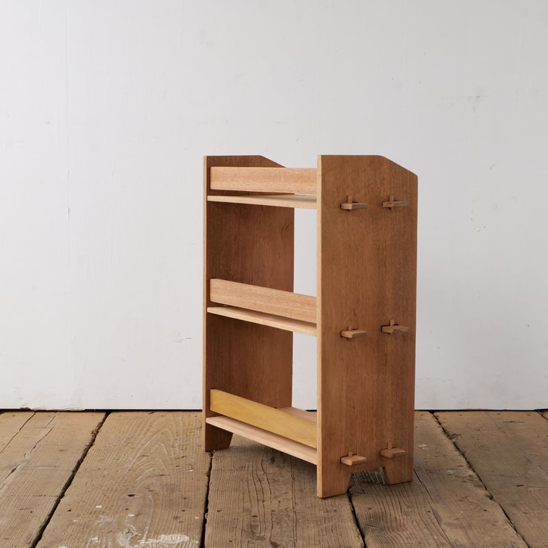 古い木製の楔棚 素朴な木肌が息づく 3段 楔の本棚 /st.787 | SLOWHAND DEPARTMENT