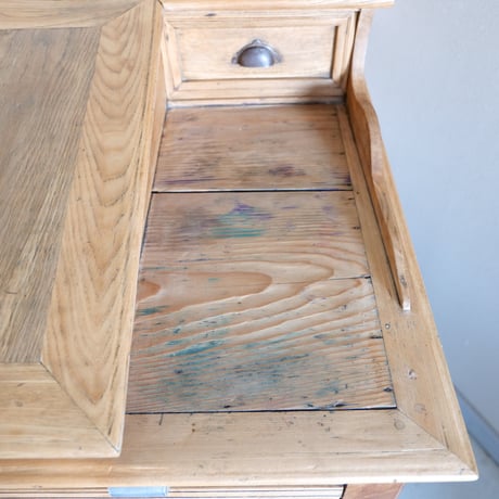 ろくろ脚 古い木製の製図机