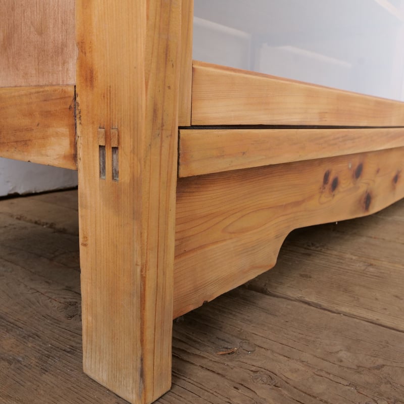 愛らしい脚の付いたガラス引き戸の立派なローボード/sk.770 | SLOWHAND