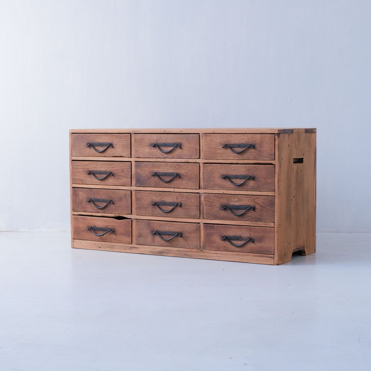 100年前の意匠に心惹かれる、12杯の小型箪笥/st.978 | SLOWHAND DEPAR