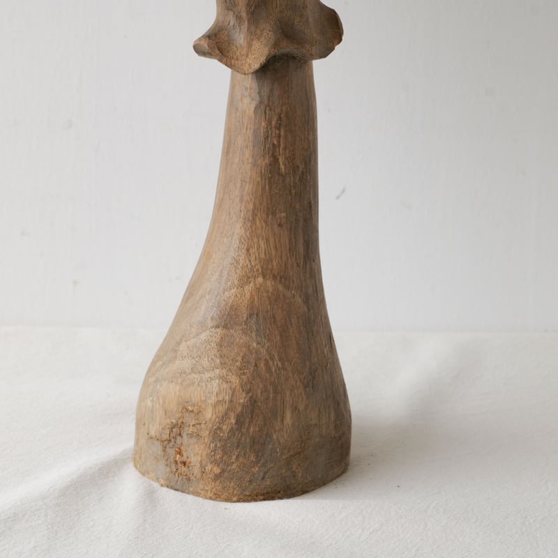 不思議の国を思わせる、木彫りの大きなキノコ形オブジェ/st.784