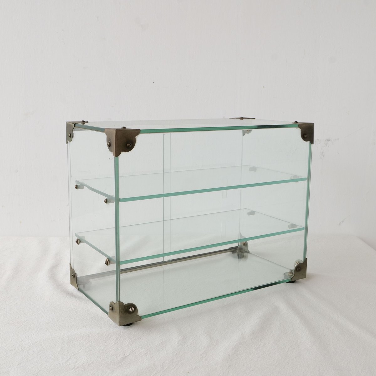 昔ながらのガラスショーケースはインテリアの名脇役/st.781 | SLOWHAND