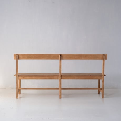 シンプルな中にあたたかな手仕事の優しさが宿るローベンチ/sa.1177'C