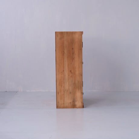 ガラスの取手がついた小さな木製書庫 /st.925