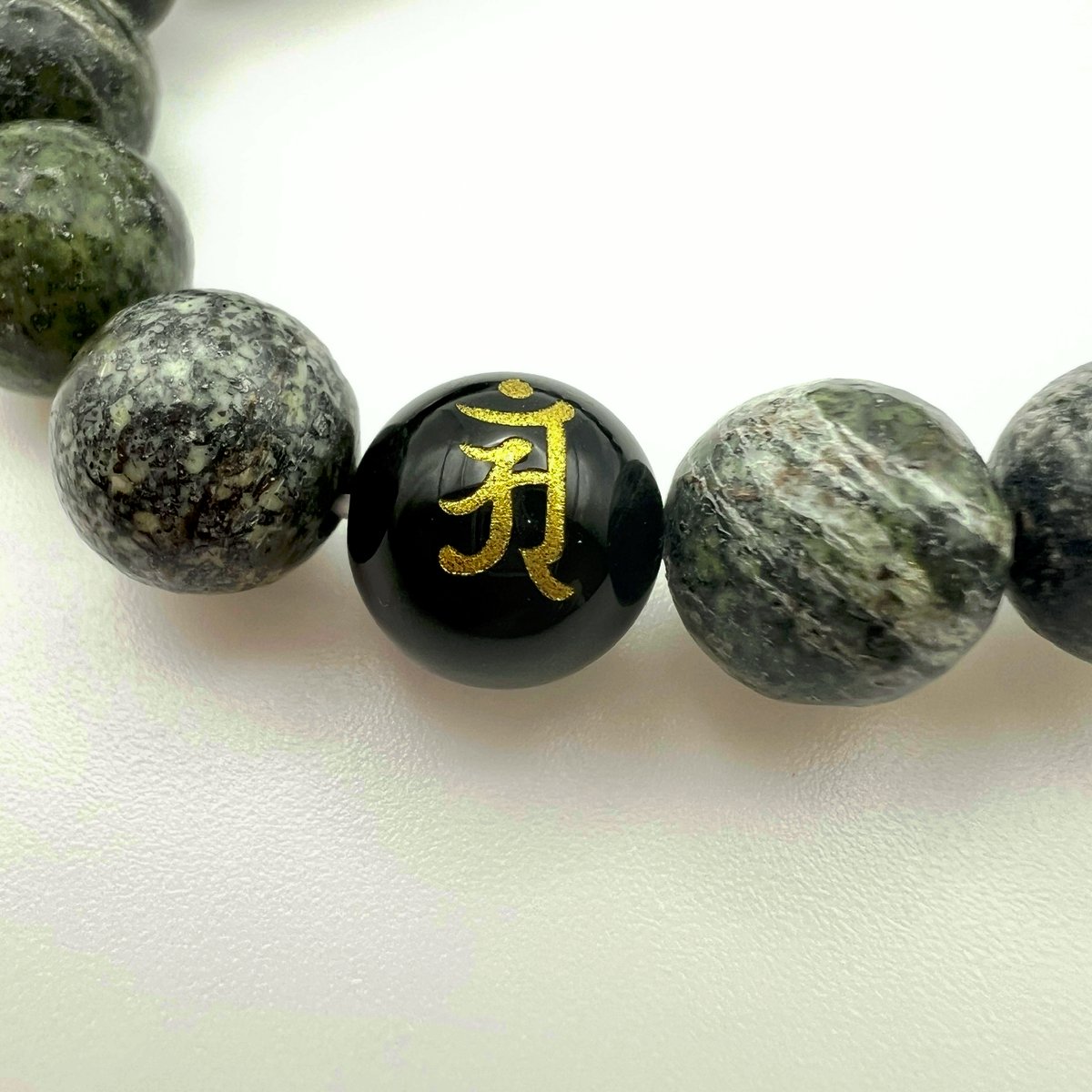 最強の魔除け・金運上昇！】希少・白蛇天珠デザインブレスレット（内周