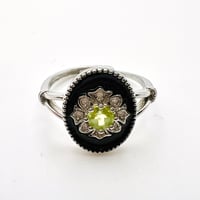 【厄除け・希望！】宝石質・ペリドットデザインリング（フリーサイズ・真鍮・silver925コーティング）