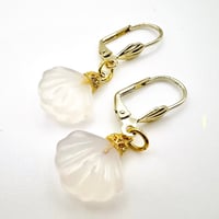 【エレガントに平和な気持ちへ導く！】ホワイトカルセドニーシェル型ピアス