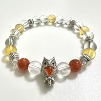 【幸運を呼びチャンスをもたらす！】サンストーンフクロウデザインブレスレット（珠約8ミリ・内周約16センチ）
