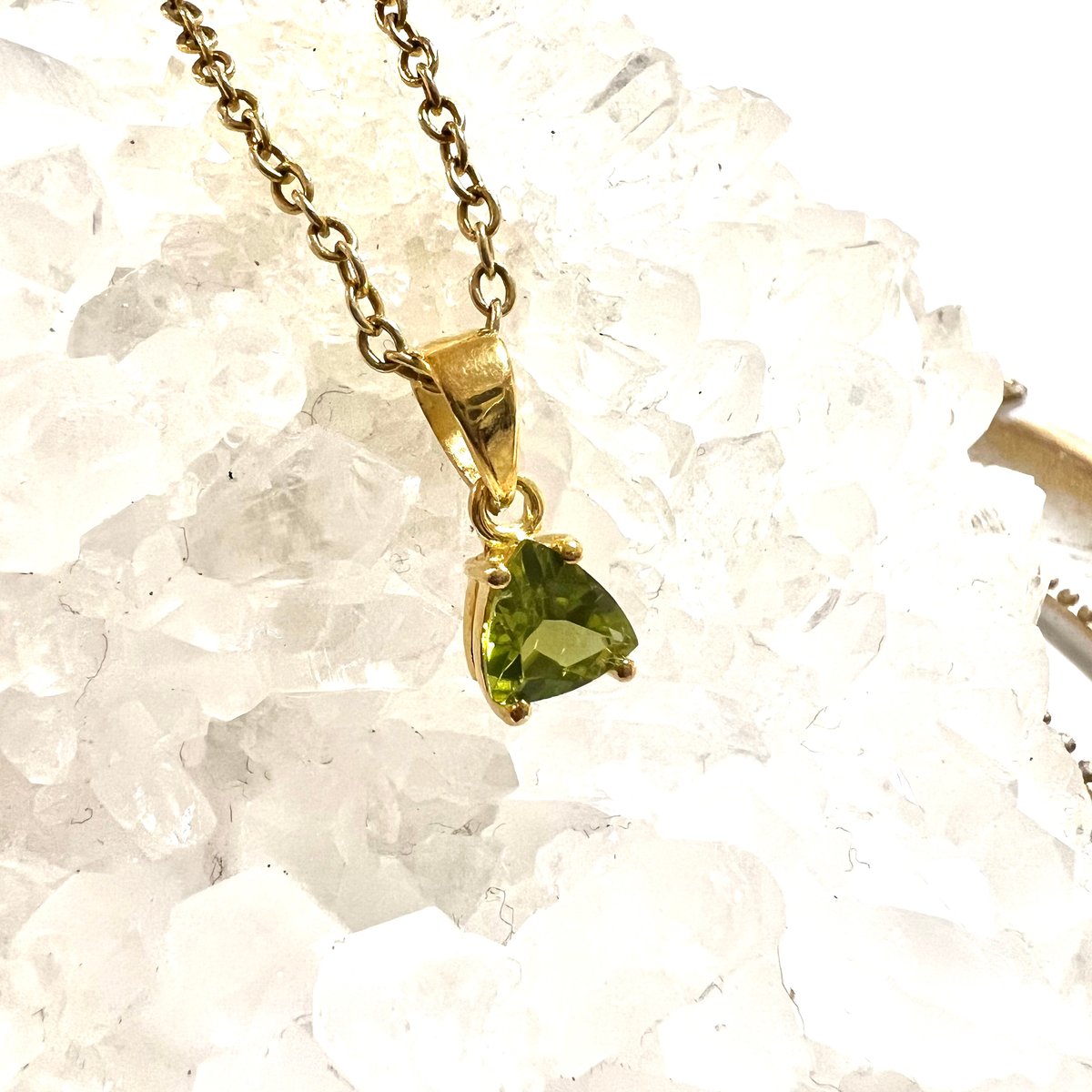 ポジティブな思考と厄除けの石！】宝石質ペリドットペンダント