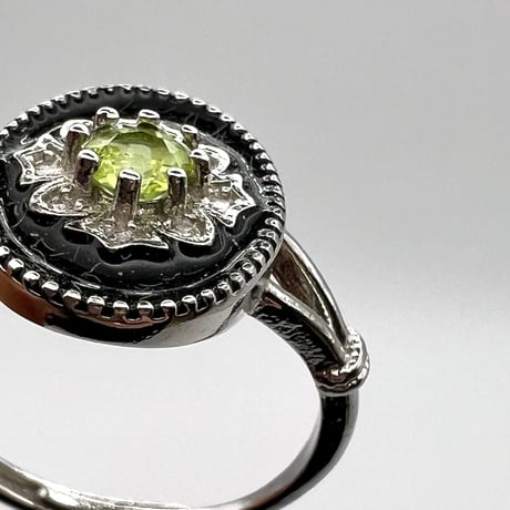 【厄除け・希望！】宝石質・ペリドットデザインリング（フリーサイズ・真鍮・silver925コーティング）