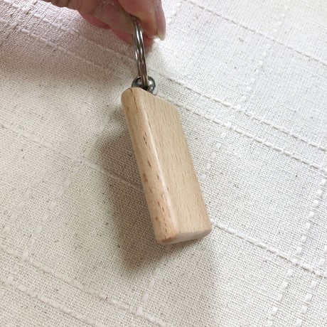 受注制作　直筆！ウッドプレートキーホルダー　片面にお好きな文字をお書きします。手作りのミニ紙袋と手書きのメッセージカード付き