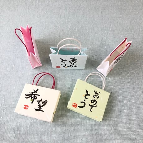 受注制作　直筆！四角い木のキーホルダー　Aキーリング　片面にお好きな文字をお書きします。手作りのミニ紙袋と手書きのメッセージカード付き