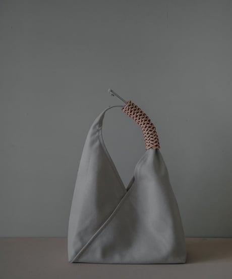 【KAMARO'AN（カマロアン）】Woven Triangle Bag 36 -IVORY NATURAL HANDLE