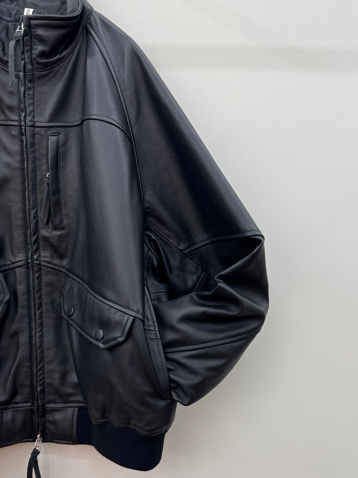 CCU（シーシーユー）】 HIGH NECK BLOUSON -SHEEP SKIN -BL