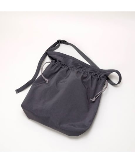 【ERA.（イーラ）】TAS BIG RED CROSS APRON BAG -BLACK