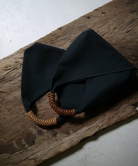 【KAMAROAN（カマロアン）】Woven Triangle Bag 58 - BLACK CHESTNSUT HANDLE