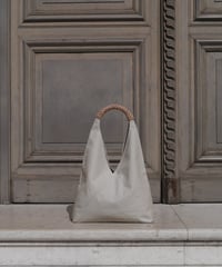 【KAMAROAN（カマロアン）】Woven Triangle Bag 58 -IVORY NATURAL HANDLE