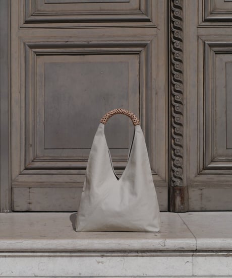 【KAMAROAN（カマロアン）】Woven Triangle Bag 58 -IVORY NATURAL HANDLE