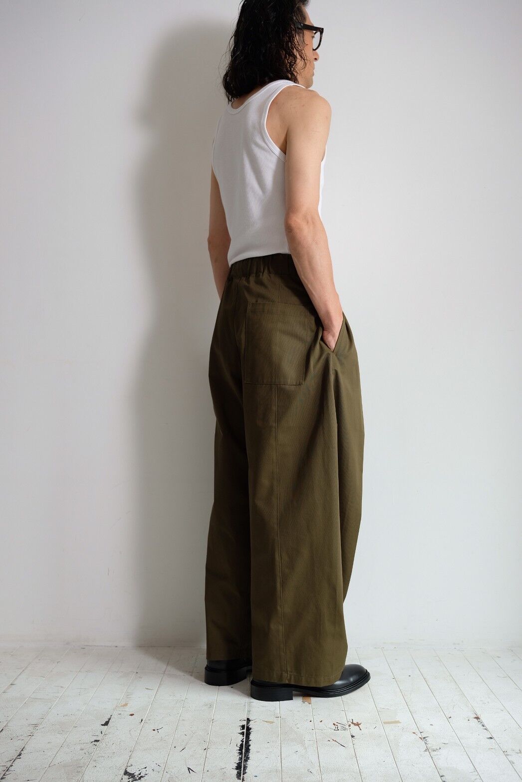 sage NATION / BOX PLEAT TROUSER -KHAKI- | tadayoi