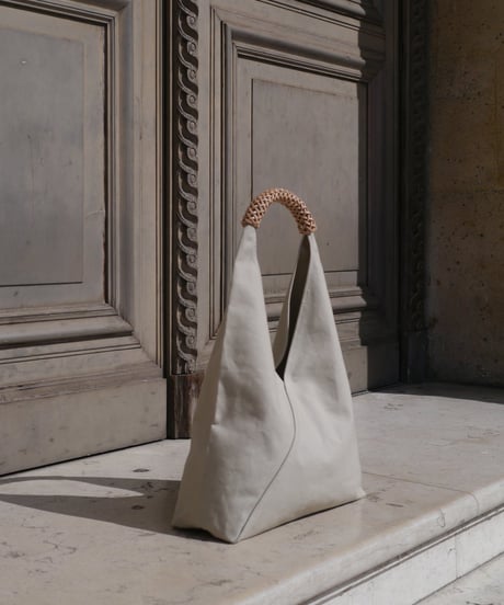 【KAMAROAN（カマロアン）】Woven Triangle Bag 58 -IVORY NATURAL HANDLE