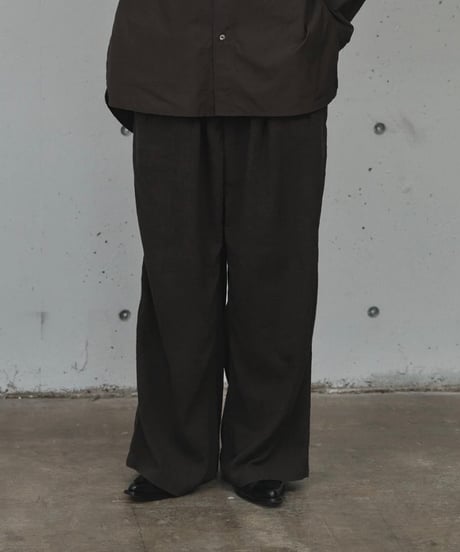 【ANCELLM（アンセルム）】BELTED CREPE TUCK SLACKS -BROWN