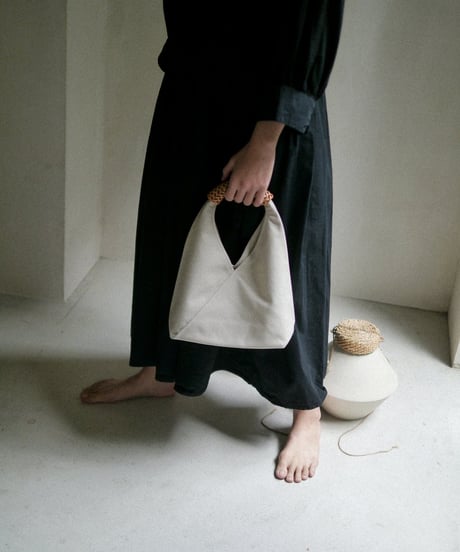 【KAMARO'AN（カマロアン）】Woven Triangle Bag 36 -IVORY NATURAL HANDLE