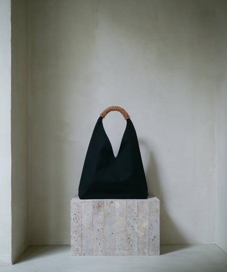 【KAMAROAN（カマロアン）】Woven Triangle Bag 58 - BLACK CHESTNSUT HANDLE