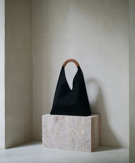 【KAMAROAN（カマロアン）】Woven Triangle Bag 58 - BLACK CHESTNSUT HANDLE
