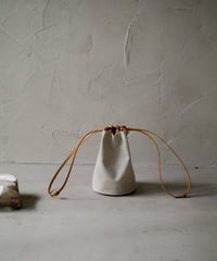 【KAMAROAN（カマロアン）】Woven Drawstring Bucket Bag -IVORY
