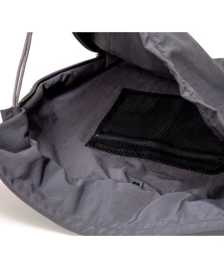【ERA.（イーラ）】TAS BIG RED CROSS APRON BAG -BLACK